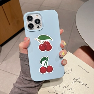 Dettaglio custodia iPhone in silicone azzurro con graziose grafiche a ciliegia