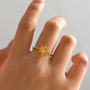 Elegant 18K gold plated sunburst ring featuring a twisted rope band on a model hand