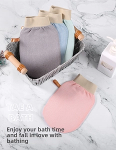Detailansicht bunter Peeling-Handschuhe mit strukturierter Oberfläche und Schlaufen