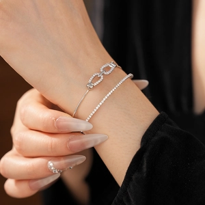 Ensemble de bracelets argentés comprenant un jonc pavé et une chaîne de tennis en cristaux