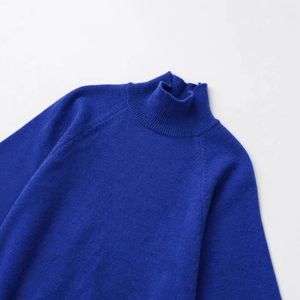 Pull en maille bleu roi à col montant avec col côtelé et manches raglan à plat