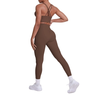 Ensemble de yoga marron foncé avec brassière dos croisé et legging taille haute