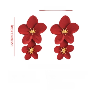 Detailed size specifications for matte red floral earrings with golden pistils