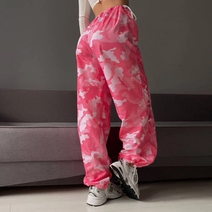 Vista posteriore dettagliata dei joggers mimetici rosa con polsini elastici alla caviglia
