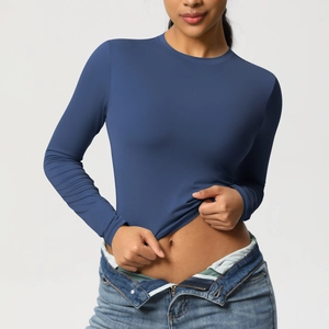 Détail d'un haut de yoga ajusté à manches longues bleu marine en tissu extensible premium