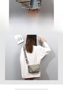 Détail d'un petit sac bandoulière tendance avec large sangle géométrique colorée