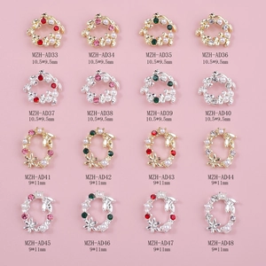 Vue macro de 16 bijoux d'ongles en alliage avec pierres précieuses et perles