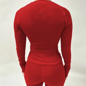 Détail de l'ensemble rouge en maille côtelée avec haut à manches longues, vue de dos