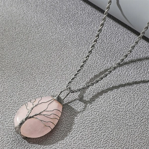 Collana con quarzo rosa a goccia e ciondolo albero della vita avvolto in filo d'argento