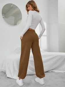 Vista posteriore dei pantaloni jogger marroni da donna con vita alta e vestibilità ampia
