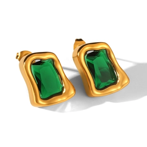 Gros plan détaillé de boucles d'oreilles dorées avec pierres de zircon vert émeraude