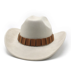Vue détaillée du chapeau fedora en daim beige avec ruban décoratif vintage brun