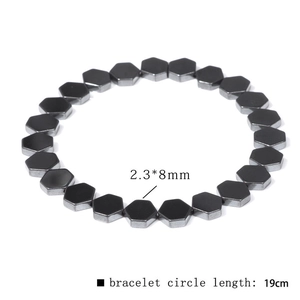 Détail des perles d'hématite noires de 2,3*8mm sur un bracelet élastique de 19cm