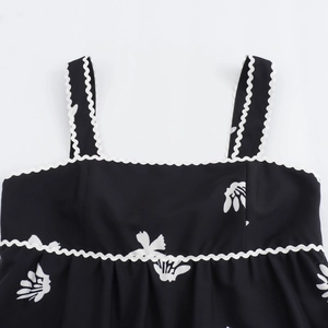 Ärmelloses Kleid mit Blumenmuster, weißer Wellenkante und eckigem Ausschnitt in Schwarz