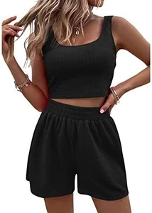 Dettaglio del set a due pezzi in maglia a coste nere con canotta corta e pantaloncini