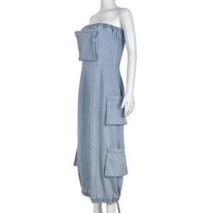 Dettaglio dell'abito lungo in denim senza spalline azzurro con tasche cargo pratiche