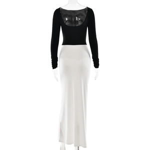 Détail du dos nu et du col en U sur une robe longue bicolore noire et blanche à manches