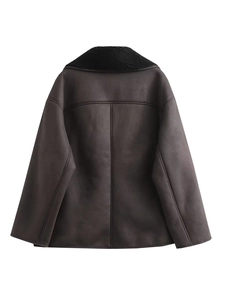Vue arrière de veste en daim marron avec col sherpa noir et coutures verticales