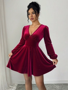 Robe trapèze élégante en velours bordeaux avec col en V, paillettes et manches bouffantes