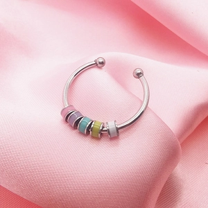 Drehbarer Anti-Angst-Ring aus Edelstahl mit bunten Emaille-Perlen auf rosa Satin