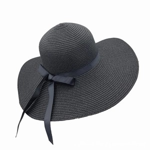 Cappello di paglia nero a tesa larga con fiocco per protezione solare mare