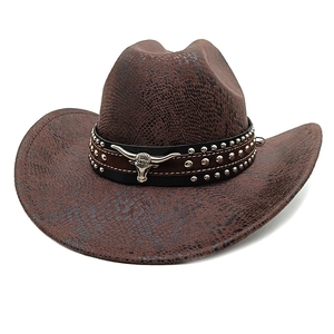 Brauner Cowboyhut aus Kunstleder mit Schlangenmuster und Stierkopf-Metallemblem