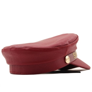 Dettaglio cappello ottagonale in pelle PU bordeaux con logo SM in metallo dorato