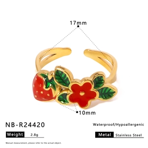 Detail view of gold stainless steel strawberry ring showing dimensions and weight