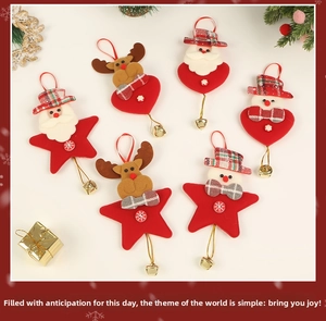 Dettaglio di ornamenti natalizi con Babbo Natale, renna in peluche e campanellini dorati