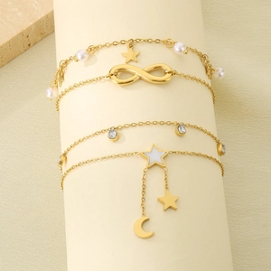 Détail de bracelets de cheville multicouches en or 18K avec étoiles, lunes et perles