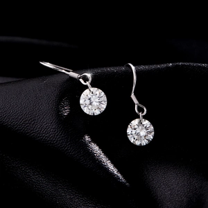 Élégantes boucles d'oreilles moissanite 1 carat en argent 925 avec cristaux sur cuir noir