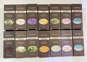 Set mit 14 verschiedenen 10-ml-Aromatherapie-Ölen für Diffusoren in einer Rasteranzeige