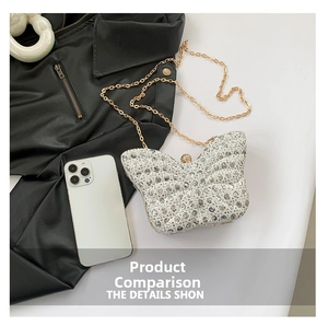 Comparaison de taille d'une pochette papillon en strass à côté d'un smartphone