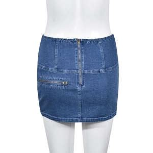 Λεπτομέρεια του πίσω φερμουάρ και της υφής denim μιας μπλε μίνι φούστας με πλύσιμο