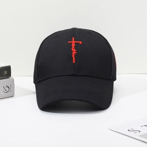 Schwarze Baseballkappe mit rotem Faith-Kreuz-Stickerei auf weißem Hintergrund