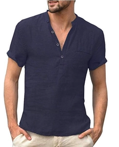 Détail d'un t-shirt Henley en lin bleu marine avec patte de boutonnage et poche poitrine