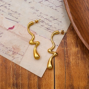 Boucles d'oreilles dorées irrégulières au design géométrique et lignes épurées
