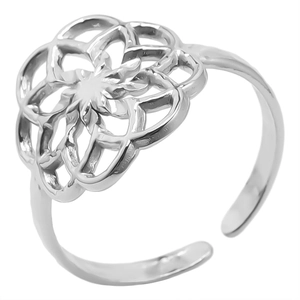 Détail de la bague ajustable en acier inoxydable avec motif géométrique de pétales ajourés