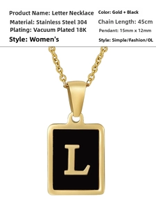Détail du pendentif carré en acier inoxydable plaqué or 18K avec lettre L majuscule