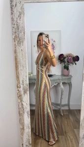 Détail de la texture en tricot zigzag et motif ondulé sur cette robe longue de plage bohème