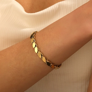 Bracciale a catena a maglie ovali in acciaio al titanio placcato oro 18k al polso