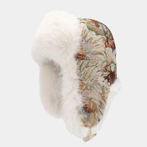 Dettaglio del colbacco invernale con tessuto jacquard floreale e spessa fodera in peluche bianca