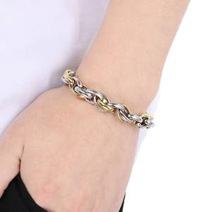 Dettaglio del bracciale a catena bicolore oro e argento in acciaio inossidabile sul polso