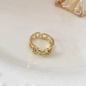 Dettaglio ravvicinato di un anello regolabile placcato in oro con maglie di zirconi