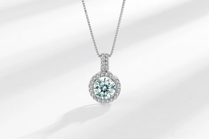Macro shot of S925 sterling silver moissanite pendant with halo setting and box chain