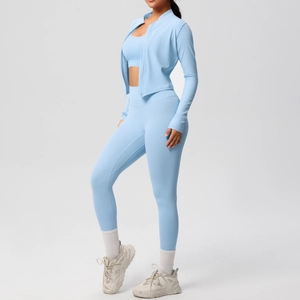 Vista laterale dettagliata del set yoga 3 pezzi azzurro con giacca, reggiseno e leggings alti