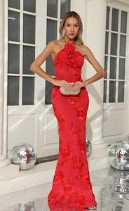 Détail de la broderie florale 3D sur robe de soirée rouge dos nu avec texture en mesh