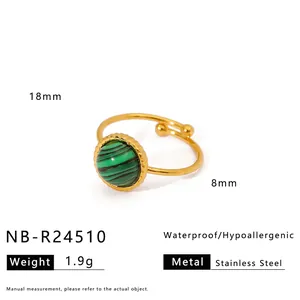 Macro-opname van gouden roestvrijstalen ring met 8mm malachietsteen en maatspecificaties
