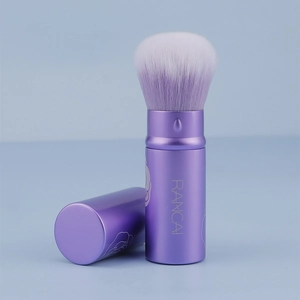 Dettaglio del pennello da trucco retrattile con setole viola e motivo floreale inciso