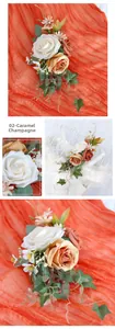 Détails de la fleur d'épaule mariée Caramel Champagne avec roses et baies artificielles